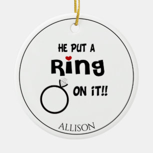 Grappig gepersonaliseerd Hij zette een ring op het Keramisch Ornament