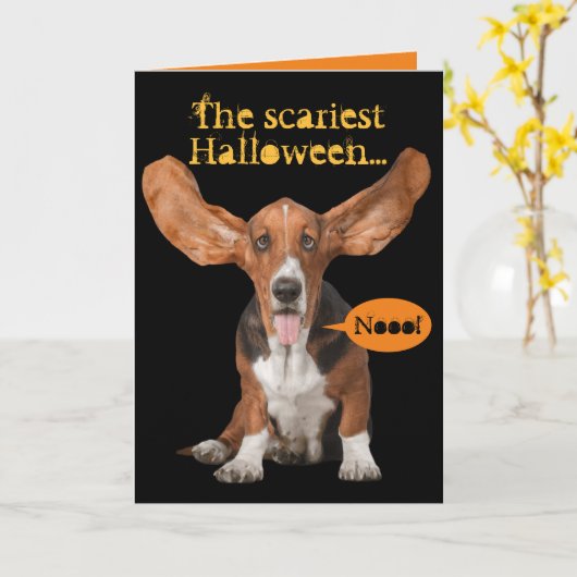 Grappig geschat Basset Hound uit de behandelingen Kaart (Gele Bloem)