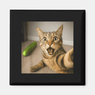Grappig geschokte kat selfie met komkommer meme on magneet