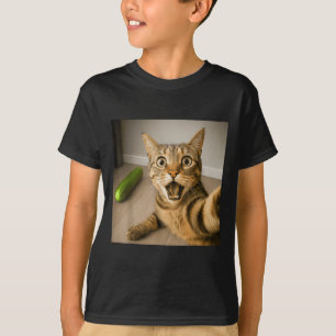 Grappig geschokte kat selfie met komkommer meme on t-shirt