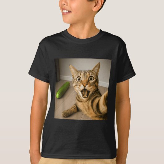 Grappig geschokte kat selfie met komkommer meme on t-shirt (Voorkant)