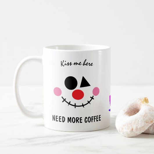 Grappig gezicht. Meer koffie nodig. Kus me hier Koffiemok (Met donut)