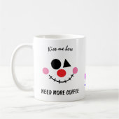 Grappig gezicht. Meer koffie nodig. Kus me hier Koffiemok (Links)