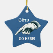 Grappig "Gifts Go here" Keramisch Ornament (Achterkant)