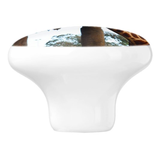 Grappig Giraffe die Tongue eruit gooit. Keramische Knop (Zijkant)