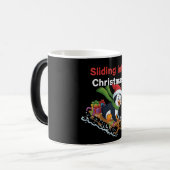 Grappig Glijdend in Kerst Schattigee Penguin Sledd Magische Mok (Voorkant links)