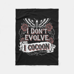 Grappig Gotisch citaat Ik evolueer niet in Cocoon Fleece Deken