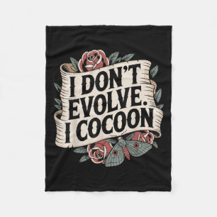 Grappig Gotisch citaat Ik evolueer niet in Cocoon Fleece Deken