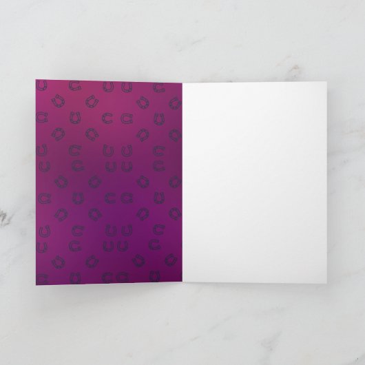 Grappig grijnzend paard met slechte tanden krijgen kaart (Binnen)