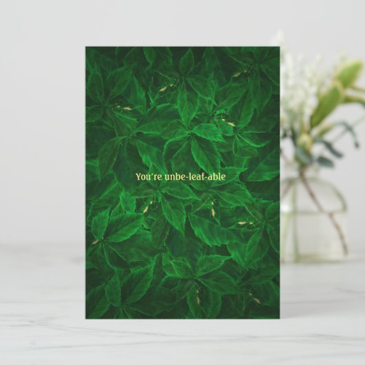 Grappig groen unbe-leaf-able bedankkaart (Staand voorkant)