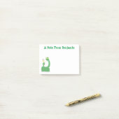 Grappig groene slang met maraca-cartoon post-it® notes (Op bureau)