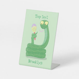 Grappig groene slang met maraca-cartoon reclamebord met voetstuk