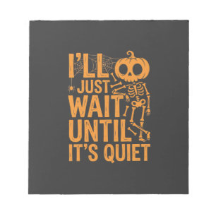 Grappig Halloween-skelet wachtend op stil ontwerp Notitieblok
