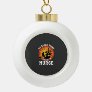 Grappig Halloween Verpleegster Heks Bezem Kostuum  Keramische Bal Ornament