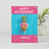 Grappig Happy Retirement Party Roze Uitnodiging (Staand voorkant)