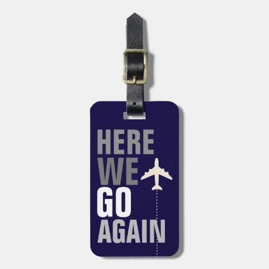 Grappig hier gaan we weer! vliegtuigreizen bagagelabel (Voorkant verticaal)