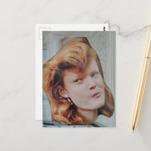Grappig hoofd in een elegante kamer surreële colla briefkaart