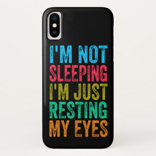 grappig ik slaap niet ik rust gewoon mijn ogen iPhone x hoesje