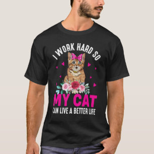 grappig, ik werk hard zodat mijn kat een beter lev t-shirt