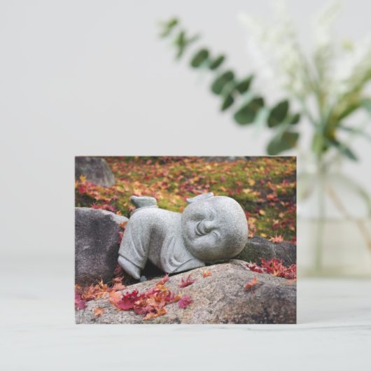 Grappig Japans monnikbeeld met herfstbladeren Briefkaart (Staand voorkant)