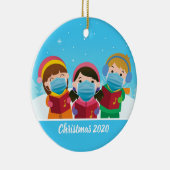 Grappig kerstCarolers in Face Mask Keramisch Ornament (Rechts)