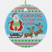 Grappig kerstfeest | Sinterklaas die door de sneeu Keramisch Ornament (Achterkant)