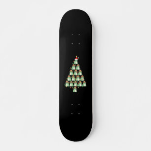 Grappig kerstkikkervisje met kerstboomschilfers, c skateboard
