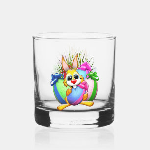 Grappig konijn dat een paasei bijt whisky glas