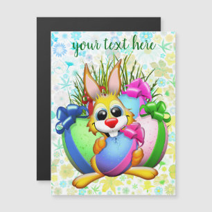 Grappig konijn dat in een paasei bijt