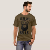 Grappig leven van de cellen in de Mannen Kettlebel T-shirt (Voorkant volledig)