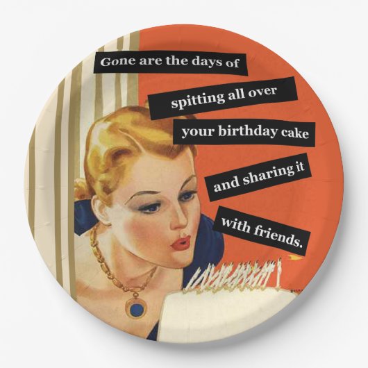 Grappig meisje dat kaarsen uitblaast papieren bordje (Voorkant)