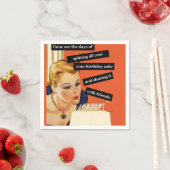 Grappig meisje dat kaarsen uitblaast servet (Insitu)