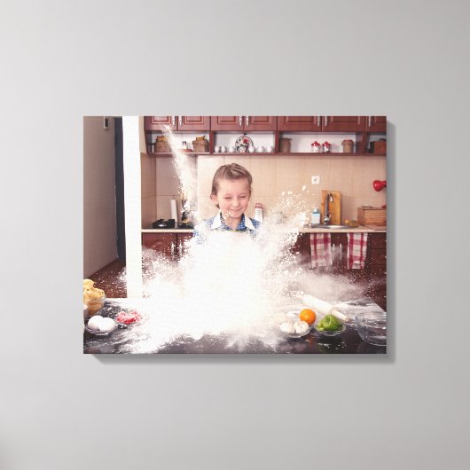Grappig meisje in rommelige keuken canvas afdruk (Voorkant)