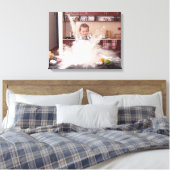 Grappig meisje in rommelige keuken canvas afdruk (Insitu (Slaapkamer))