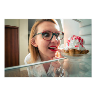 Grappig meisje op zoek in koelkast foto afdruk