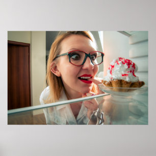 Grappig meisje op zoek in koelkast poster