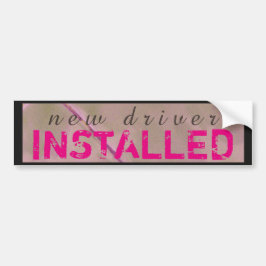 Grappig nieuw stuurprogramma geïnstalleerd roze zw bumpersticker