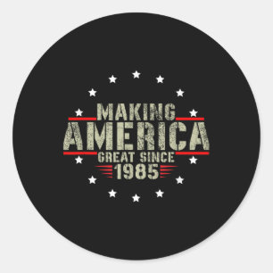 Grappig om Amerika groot te maken sinds 1985 Desig Ronde Sticker
