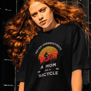 Grappig: onderschat nooit een moeder op de fiets t-shirt