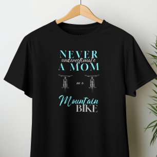 Grappig Onderschat nooit een moeder op een mountai T-shirt