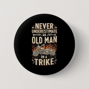 Grappig Onderschat Nooit Een Oude Man Op Een Driew Ronde Button 5,7 Cm