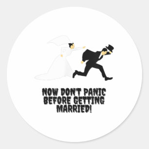 Grappig ontwerp _ Bruid achtervolgt bruidegom _ Ge Ronde Sticker