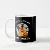 Grappig ontwerp citaat gewoon wachten op Halloween Koffiemok (Links)