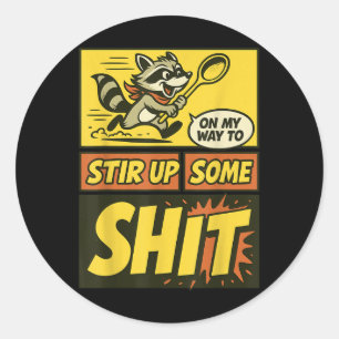 Grappig op weg om wat vuilnispandachaos op te stok ronde sticker