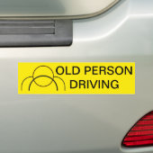 Grappig oud rijdend persoon bumpersticker (Op auto)