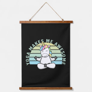 Grappig schattige eenhoorn die yoga doet. hangend wandkleed