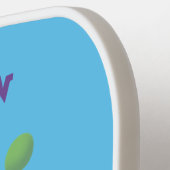 Grappig schattige neushoorns over eenwieler pickleball paddle (Links Detail)