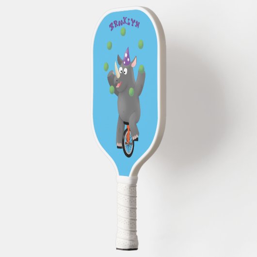 Grappig schattige neushoorns over eenwieler pickleball paddle (Links)