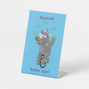 Grappig schattige neushoorns over eenwieler reclamebord met voetstuk