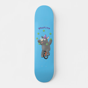 Grappig schattige neushoorns over eenwieler skateboard